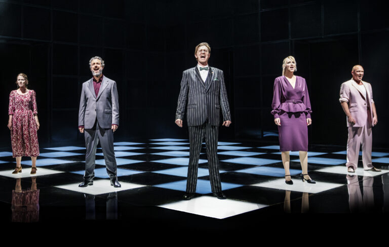 Chess_Det-Ny-Teater_Aftalen_Svetlana (Frederikke Vedel) Anatoly (Thomas Høj Falkenberg) Dommeren (Simon Nøiers) Florence (Xenia Lach-Nielsen) Trumper (Anders Gjesing)_Fotograf_Camilla-Winther