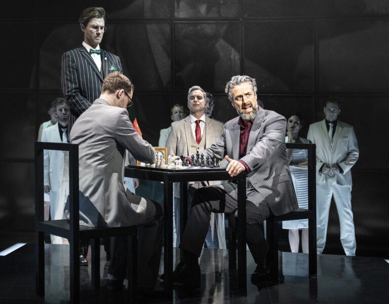 Chess_Det-Ny-Teater_Anatoly (Thomas Høj Falkenberg) i skakspil_Fotograf_Camilla-Winther