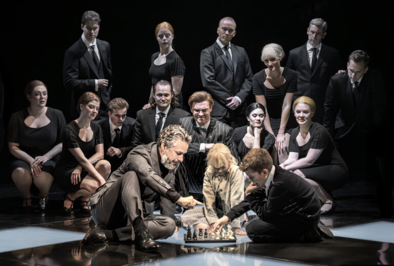 Chess_Det-Ny-Teater_Anatoly_(Thomas-Høj-Falkenberg)-og-ensembet_Fotograf_Camilla-Winther