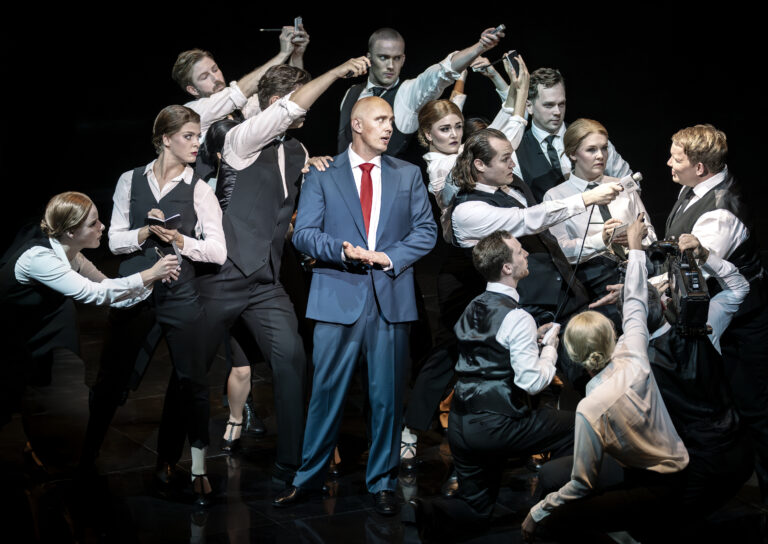 Chess_Det-Ny-Teater_Trumpers-pressekonference_(Anders-Gjesing)_Fotograf_Camilla-Winther